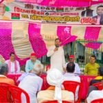 बांदा 5 सितंबर 26*शिक्षक दिवस पर बंद प्राथमिक विद्यालय के बाहर सपा  ने लगाई चौपाल, सरकार के फैसले का जताया विरोध*