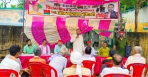 बांदा 5 सितंबर 26*शिक्षक दिवस पर बंद प्राथमिक विद्यालय के बाहर सपा ने लगाई चौपाल, सरकार के फैसले का जताया विरोध*
