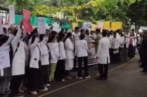 लखनऊ 8 सितंबर 26*डिप्टी सीएम बृजेश पाठक के आवास पर आयुष इंटर्न डॉक्टरों का प्रदर्शन