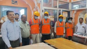 महोबा ३० सितंबर २६*सेवा संकल्प अभियान के तहत सफाई कर्मचारियों को वितरित की गई सेफ्टी किट