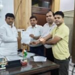मुजफ्फरनगर, 1 अक्टूबर 2026* एनएचएम संविदा स्वास्थ्य कर्मियों ने राज्य मंत्री कपिल देव अग्रवाल को सौंपा ज्ञापन