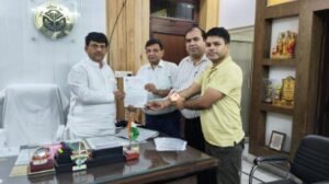 मुजफ्फरनगर, 1 अक्टूबर 2026* एनएचएम संविदा स्वास्थ्य कर्मियों ने राज्य मंत्री कपिल देव अग्रवाल को सौंपा ज्ञापन