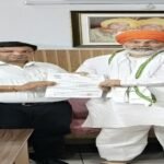 मुजफ्फरनगर, 2 अक्टूबर 26 NHM संविदा कर्मचारियों ने राकेश टिकैत से मांगा सहयोग, 10 वर्षों से लंबित मांगों को सरकार तक पहुंचाने की अपील   *लोकेन्द्र गौतम*  ब्यूरो चीफ सहारनपुर मंडल *यूपीआजतक*   2026। राष्ट्रीय स्वास्थ्य मिशन (NHM) संविदा कर्मचारी संघ के प्रतिनिधिमंडल ने गुरुवार को भारतीय किसान यूनियन के राष्ट्रीय प्रवक्ता चौधरी राकेश टिकैत से मुलाकात कर संविदा स्वास्थ्य कर्मचारियों की वर्षों से लंबित समस्याओं और मांगों को प्रदेश सरकार तक पहुंचाने में सहयोग का आग्रह किया। प्रतिनिधिमंडल का नेतृत्व संघ के जिला अध्यक्ष डॉ. सचिन जैन ने किया। प्रतिनिधिमंडल ने बताया कि संगठन पिछले करीब 10 वर्षों में अपनी मांगों को लेकर पांच से अधिक बार आंदोलन कर चुका है। संघ के अनुसार, विभिन्न आंदोलनों के दौरान शासन और अधिकारियों की ओर से लिखित आश्वासन दिए गए, जिसके बाद कर्मचारियों ने आंदोलन समाप्त कर अपने कार्यों पर वापसी की, लेकिन कई आश्वासनों के बावजूद संबंधित मांगें अभी तक लंबित हैं। तीन वर्ष की सेवा पर 10 प्रतिशत लॉयल्टी बोनस की मांग डॉ. राहुल वर्मा ने बताया कि NHM संविदा कर्मचारियों द्वारा प्रत्येक तीन वर्ष की सेवा पूर्ण होने पर 10 प्रतिशत लॉयल्टी बोनस दिए जाने की मांग लंबे समय से की जा रही है। संगठन का कहना है कि कई वर्षों से इस मांग को लेकर प्रयास किए जा रहे हैं, लेकिन अभी तक अपेक्षित कार्रवाई नहीं हो सकी है। डॉ. सुधा गुप्ता ने बजट से जुड़े विषय को उठाते हुए कहा कि सरकार की ओर से कई बार बजट की कमी का हवाला दिया जाता रहा है। वहीं, संगठन का आरोप है कि कर्मचारियों के हितों के लिए केंद्र सरकार से प्राप्त बजट का भी पूर्ण उपयोग नहीं किया गया। उन्होंने वेतन विसंगतियों को दूर करने के लिए राज्य को मिलने वाले लगभग तीन प्रतिशत अतिरिक्त बजट का मुद्दा भी उठाया। *नियमित भर्ती में अतिरिक्त अंकों का मामला भी लंबित*  जिला महिला चिकित्सालय के संजय कुमार ने बताया कि करीब 10 वर्ष पूर्व संविदा कर्मचारियों को नियमित पदों की भर्ती प्रक्रिया में अतिरिक्त अंक दिए जाने संबंधी आदेश जारी किए जाने की बात कही गई थी और इसके लिए दो माह का समय बताया गया था। हालांकि, संगठन के अनुसार यह व्यवस्था आज तक लागू नहीं हो सकी। उनका कहना था कि लंबे इंतजार के दौरान बड़ी संख्या में कर्मचारी निर्धारित आयु सीमा भी पार कर चुके हैं। अन्य राज्यों के समान सुविधाओं की मांग । डॉ. देवेंद्र कुमार ने बताया कि करीब आठ वर्ष पूर्व हुए समझौते में उत्तर प्रदेश के NHM संविदा कर्मचारियों को अन्य राज्यों में दिए जा रहे समकक्ष लाभ एवं सुविधाएं उपलब्ध कराने की बात कही गई थी। संघ का कहना है कि इस दिशा में भी अभी तक प्रभावी कार्रवाई नहीं हुई है। प्रतिनिधिमंडल ने चौधरी राकेश टिकैत से आग्रह किया कि वे इन समस्याओं को प्रदेश सरकार और स्वास्थ्य विभाग के समक्ष उठाने में सहयोग करें, ताकि लंबे समय से लंबित मांगों पर सकारात्मक निर्णय हो सके।   *स्वास्थ्य मंत्री के समक्ष मामला उठाने का आश्वासन*   प्रतिनिधिमंडल की बात सुनने के बाद चौधरी राकेश टिकैत ने कर्मचारियों को सहयोग का आश्वासन दिया। उन्होंने कहा कि NHM संविदा कर्मचारियों की समस्याओं को स्वास्थ्य मंत्री श्री बृजेश पाठक के समक्ष रखा जाएगा। उन्होंने यह भी कहा कि आगामी दिनों में स्वास्थ्य मंत्री से मुलाकात होने पर संविदा स्वास्थ्य कर्मियों की समस्याओं और उनके हितों से जुड़े विषयों को प्रमुखता से उठाया जाएगा। राकेश टिकैत ने प्रतिनिधिमंडल को आश्वस्त किया कि उनकी समस्याओं को गंभीरता से सुना गया है और आगे भी कर्मचारियों के साथ संवाद एवं सहयोग जारी रहेगा। प्रतिनिधिमंडल में डॉ. सचिन जैन, डॉ. राहुल वर्मा, डॉ. वेद भूषण, डॉ. देवेंद्र कुमार, डॉ. गौरव कुमार, डॉ. सुधा गुप्ता, डॉ. अनिल कौशिक, संजय कुमार, नर्सिंग ऑफिसर रविंद्र कुमार, अखिलेश कुमार नागर, सुनील कुमार, राहुल नौसनिया सहित अन्य NHM संविदा कर्मचारी शामिल रहे