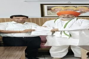 मुजफ्फरनगर, 2 अक्टूबर 26 NHM संविदा कर्मचारियों ने राकेश टिकैत से मांगा सहयोग, 10 वर्षों से लंबित मांगों को सरकार तक पहुंचाने की अपील *लोकेन्द्र गौतम* ब्यूरो चीफ सहारनपुर मंडल *यूपीआजतक* 2026। राष्ट्रीय स्वास्थ्य मिशन (NHM) संविदा कर्मचारी संघ के प्रतिनिधिमंडल ने गुरुवार को भारतीय किसान यूनियन के राष्ट्रीय प्रवक्ता चौधरी राकेश टिकैत से मुलाकात कर संविदा स्वास्थ्य कर्मचारियों की वर्षों से लंबित समस्याओं और मांगों को प्रदेश सरकार तक पहुंचाने में सहयोग का आग्रह किया। प्रतिनिधिमंडल का नेतृत्व संघ के जिला अध्यक्ष डॉ. सचिन जैन ने किया। प्रतिनिधिमंडल ने बताया कि संगठन पिछले करीब 10 वर्षों में अपनी मांगों को लेकर पांच से अधिक बार आंदोलन कर चुका है। संघ के अनुसार, विभिन्न आंदोलनों के दौरान शासन और अधिकारियों की ओर से लिखित आश्वासन दिए गए, जिसके बाद कर्मचारियों ने आंदोलन समाप्त कर अपने कार्यों पर वापसी की, लेकिन कई आश्वासनों के बावजूद संबंधित मांगें अभी तक लंबित हैं। तीन वर्ष की सेवा पर 10 प्रतिशत लॉयल्टी बोनस की मांग डॉ. राहुल वर्मा ने बताया कि NHM संविदा कर्मचारियों द्वारा प्रत्येक तीन वर्ष की सेवा पूर्ण होने पर 10 प्रतिशत लॉयल्टी बोनस दिए जाने की मांग लंबे समय से की जा रही है। संगठन का कहना है कि कई वर्षों से इस मांग को लेकर प्रयास किए जा रहे हैं, लेकिन अभी तक अपेक्षित कार्रवाई नहीं हो सकी है। डॉ. सुधा गुप्ता ने बजट से जुड़े विषय को उठाते हुए कहा कि सरकार की ओर से कई बार बजट की कमी का हवाला दिया जाता रहा है। वहीं, संगठन का आरोप है कि कर्मचारियों के हितों के लिए केंद्र सरकार से प्राप्त बजट का भी पूर्ण उपयोग नहीं किया गया। उन्होंने वेतन विसंगतियों को दूर करने के लिए राज्य को मिलने वाले लगभग तीन प्रतिशत अतिरिक्त बजट का मुद्दा भी उठाया। *नियमित भर्ती में अतिरिक्त अंकों का मामला भी लंबित* जिला महिला चिकित्सालय के संजय कुमार ने बताया कि करीब 10 वर्ष पूर्व संविदा कर्मचारियों को नियमित पदों की भर्ती प्रक्रिया में अतिरिक्त अंक दिए जाने संबंधी आदेश जारी किए जाने की बात कही गई थी और इसके लिए दो माह का समय बताया गया था। हालांकि, संगठन के अनुसार यह व्यवस्था आज तक लागू नहीं हो सकी। उनका कहना था कि लंबे इंतजार के दौरान बड़ी संख्या में कर्मचारी निर्धारित आयु सीमा भी पार कर चुके हैं। अन्य राज्यों के समान सुविधाओं की मांग । डॉ. देवेंद्र कुमार ने बताया कि करीब आठ वर्ष पूर्व हुए समझौते में उत्तर प्रदेश के NHM संविदा कर्मचारियों को अन्य राज्यों में दिए जा रहे समकक्ष लाभ एवं सुविधाएं उपलब्ध कराने की बात कही गई थी। संघ का कहना है कि इस दिशा में भी अभी तक प्रभावी कार्रवाई नहीं हुई है। प्रतिनिधिमंडल ने चौधरी राकेश टिकैत से आग्रह किया कि वे इन समस्याओं को प्रदेश सरकार और स्वास्थ्य विभाग के समक्ष उठाने में सहयोग करें, ताकि लंबे समय से लंबित मांगों पर सकारात्मक निर्णय हो सके। *स्वास्थ्य मंत्री के समक्ष मामला उठाने का आश्वासन* प्रतिनिधिमंडल की बात सुनने के बाद चौधरी राकेश टिकैत ने कर्मचारियों को सहयोग का आश्वासन दिया। उन्होंने कहा कि NHM संविदा कर्मचारियों की समस्याओं को स्वास्थ्य मंत्री श्री बृजेश पाठक के समक्ष रखा जाएगा। उन्होंने यह भी कहा कि आगामी दिनों में स्वास्थ्य मंत्री से मुलाकात होने पर संविदा स्वास्थ्य कर्मियों की समस्याओं और उनके हितों से जुड़े विषयों को प्रमुखता से उठाया जाएगा। राकेश टिकैत ने प्रतिनिधिमंडल को आश्वस्त किया कि उनकी समस्याओं को गंभीरता से सुना गया है और आगे भी कर्मचारियों के साथ संवाद एवं सहयोग जारी रहेगा। प्रतिनिधिमंडल में डॉ. सचिन जैन, डॉ. राहुल वर्मा, डॉ. वेद भूषण, डॉ. देवेंद्र कुमार, डॉ. गौरव कुमार, डॉ. सुधा गुप्ता, डॉ. अनिल कौशिक, संजय कुमार, नर्सिंग ऑफिसर रविंद्र कुमार, अखिलेश कुमार नागर, सुनील कुमार, राहुल नौसनिया सहित अन्य NHM संविदा कर्मचारी शामिल रहे