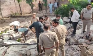 मथुरा 3 अक्टूबर 26*दर्दनाक हादसा: होटल की निर्माणाधीन दीवार गिरी, एक मजदूर की मौत; दो मलबे में दबे