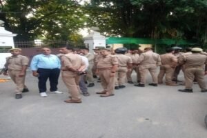 वाराणसी 4अक्टूबर 26*सड़क हादसे में युवक की मौत के बाद आयुक्त आवास पर शव रखकर प्रदर्शन*