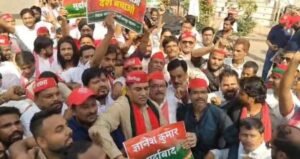 कानपुर4 अक्टूबर 26*अखिलेश यादव के आह्वान पर चुनाव आयुक्त ज्ञानेश कुमार के खिलाफ समाजवादी पार्टी ने प्रदेशव्यापी विरोध प्रदर्शन किया।