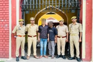 लखनऊ 4 अक्टूबर 26*चौक पुलिस का वारंटियों पर शिकंजा, दो अभियुक्त गिरफ्तार