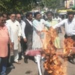 झाँसी 9 अक्टूबर 26*बुंदेलखंड राज्य का समर्थन नहीं करने पर अखण्ड बुंदेलखंड के 9 सांसदों का सामूहिक पुतला फूका गया*।