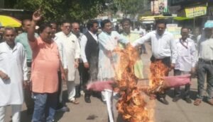 झाँसी 9 अक्टूबर 26*बुंदेलखंड राज्य का समर्थन नहीं करने पर अखण्ड बुंदेलखंड के 9 सांसदों का सामूहिक पुतला फूका गया*।