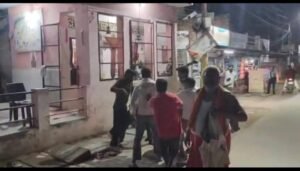 हरदोई11 अक्टूबर 26*खुले में शराब पीने का विरोध करने पर फल विक्रेता की कोतवाली गेट पर बेरहमी से पिटाई, 