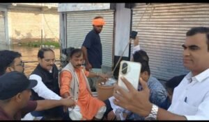 लखनऊ 12 अक्टूबर 26*फैजुल्लागंज बाढ़ से पीड़ित नागरिकों की मदद में आगे व्यापारी*