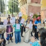 लखनऊ 12 अक्टूबर 26*महिलाओं को पुलिस ने रोका एलयू गेट नंबर 3 पर हुई विरोध सभा*