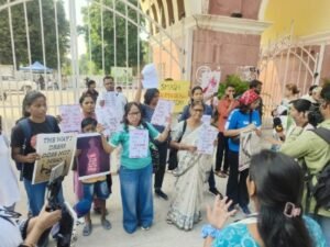 लखनऊ 12 अक्टूबर 26*महिलाओं को पुलिस ने रोका एलयू गेट नंबर 3 पर हुई विरोध सभा*