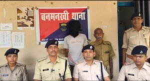 पूर्णिया बिहार 16 अक्टूबर 26* वायरल VIDEO पर SP का एक्शन: स्टेज पर कट्टा लहराकर अश्लील गाने पर डांस, देशी कट्टा के साथ गिरफ्तार