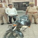 मथुरा 25 अक्टूबर 26*थाना वृन्दावन पुलिस टीम द्वारा 01 अभियुक्त को अवैध गांजा तथा चोरी की मोटर साइकिल सहित गिरफ्तार किया गया ।*