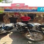 मथुरा 25 अक्टूबर 26*थाना मगोर्रा पुलिस द्वारा 02 अभियुक्तगण को चोरी की मोटरसाईकिल व 01 अवैध चाकू सहित गिरफ्तार किया गया ।*
