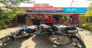 मथुरा 25 अक्टूबर 26*थाना मगोर्रा पुलिस द्वारा 02 अभियुक्तगण को चोरी की मोटरसाईकिल व 01 अवैध चाकू सहित गिरफ्तार किया गया ।*