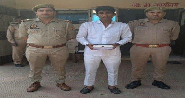 मथुरा 31 अक्टूबर 26* अभियुक्त को अवैध फर्जी दस्तावेज , मोबाईल व 01 मोटर साईकिल सहित किया गया गिरफ्तार ।*
