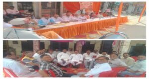 कौशाम्बी 23 अक्टूबर 26*भरवारी में एमएलसी मतदान के दौरान बूथ के पास कुर्सी-मेज लगाकर जमे रहे सपा-भाजपा नेता,लेते रहे पल-पल का जायजा*