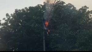 लखनऊ 14 अक्टूबर 26*मऊ पशु बाजार के सामने बिजली के खंभे में लगी आग, टला बड़ा हादसा*