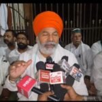 लखनऊ22 अक्टूबर 26*गन्ना संस्थान के गेट पर किसान नेता राकेश टिकैत समर्थकों के साथ धरने पर बैठे।