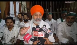 लखनऊ22 अक्टूबर 26*गन्ना संस्थान के गेट पर किसान नेता राकेश टिकैत समर्थकों के साथ धरने पर बैठे।