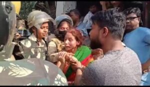 लखनऊ25 अक्टूबर 26**कैसरबाग में बुलडोजर कार्रवाई से मचा हड़कंप, मां-बाप और मासूम बच्चे हुए बेघर*